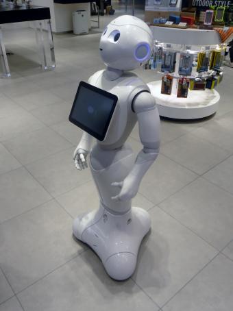 22237-pepper-robot-min.jpg